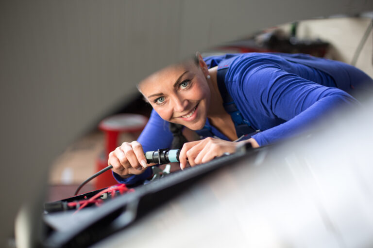 autos_car-mechanics-repairing-the-electrics